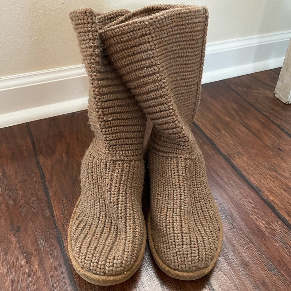 Brown knit Ugg’s size 8 winter sock boot shoes